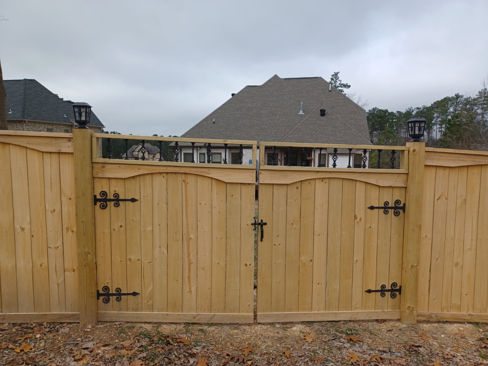 What to Look For When Choosing a Commercial Fence Contractor